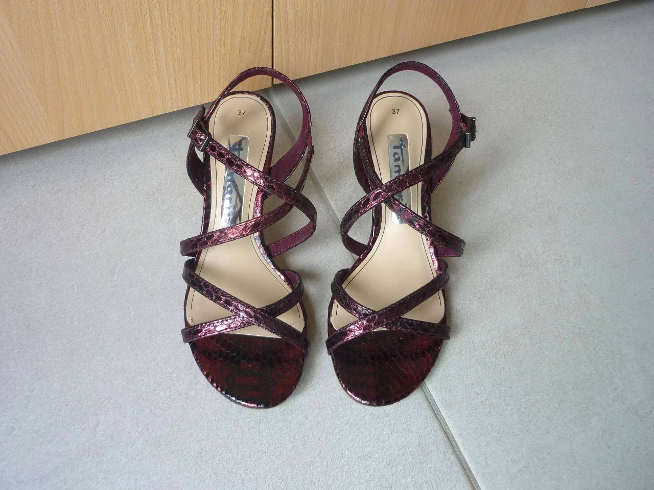 Sapatos de salto vermelho metálico bordô com tiras da Tamaris Tamanho 37 – photo 2